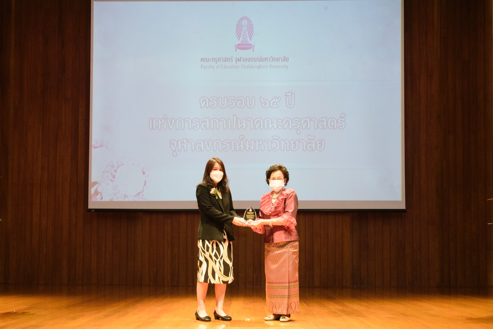 You are currently viewing รศ.ดร.เขมณัฏฐ์ มิ่งศิริธรรม อาจารย์ประจำสำนักเทคโนโลยีการศึกษา เข้ารับมอบโล่ศิษย์เก่าเกียรติยศ