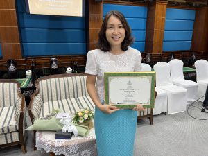 รศ. ดร.เขมณัฏฐ์ มิ่งศิริธรรม อาจารย์ประจำสำนักเทคโนโลยีการศึกษา เข้ารับมอบเกียรติบัตรบุคลากรดีเด่น ประจำปี 2565