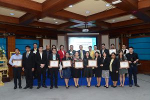 รศ.ดร.เขมณัฏฐ์ มิ่งศิริธรรม รองผู้อำนวยการสำนักเทคโนโลยีการศึกษา และบุคลากรศูนย์การเรียนการสอนทางอิเล็กทรอนิกส์ สทศ. เข้ารับมอบรางวัลนวัตกรรมและแนวปฏิบัติที่ดี มสธ. ประจำปี 2565