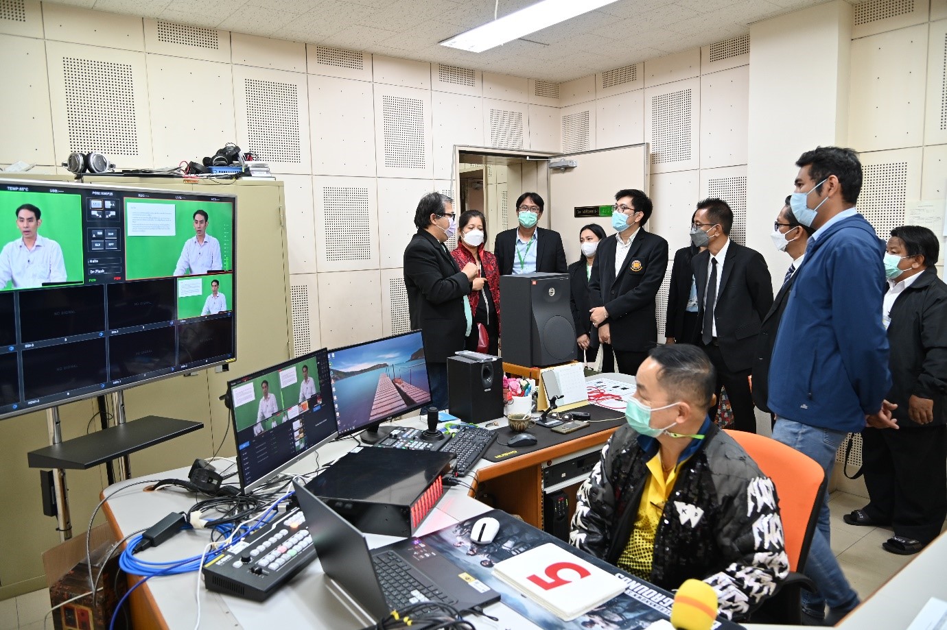 Read more about the article คณะผู้บริหารวิทยาลัยการอาชีพกบินทร์บุรี จังหวัดปราจีนบุรี เยี่ยมชมสถานีวิทยุกระจายเสียงและวิทยุโทรทัศน์ มสธ. (STOU CHANNEL)