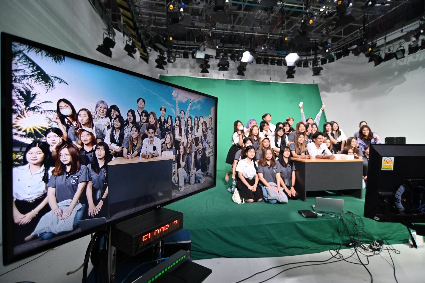 Read more about the article คณะอาจารย์และนิสิตภาควิชานวัตกรรมและเทคโนโลยีการศึกษา คณะศึกษาศาสตร์ มหาวิทยาลัยบูรพา เยี่ยมชมสถานีวิทยุกระจายเสียงและวิทยุโทรทัศน์เพื่อการศึกษา มหาวิทยาลัยสุโขทัยธรรมาธิราช (STOU CHANNEL)